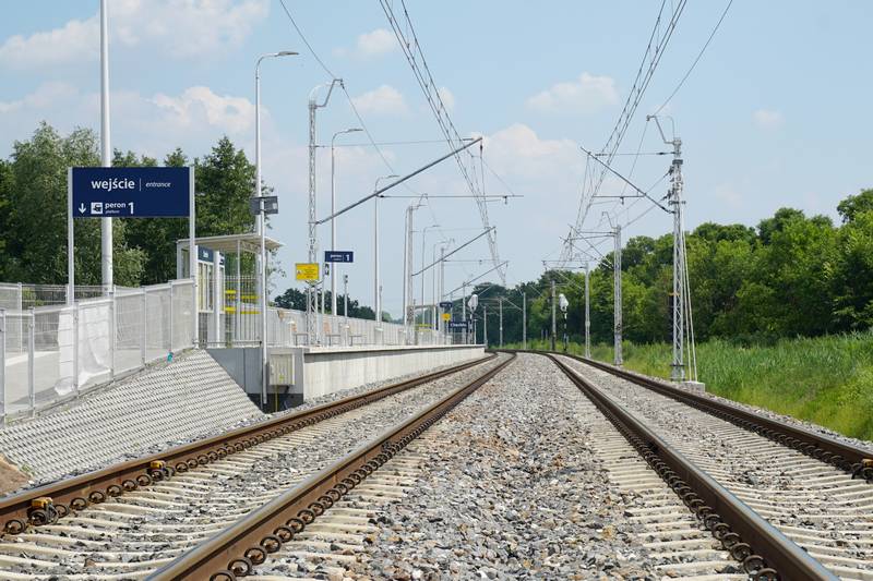 KolejowyP's tweet card. Pięciu wykonawców złożyło do PKP Polskie Linie Kolejowe S.A. wnioski o dopuszczenie do udziału w postępowaniu prowadzonym w trybie dialogu konkurencyjnego. Przetarg dotyczy opracowania dokumentacji...