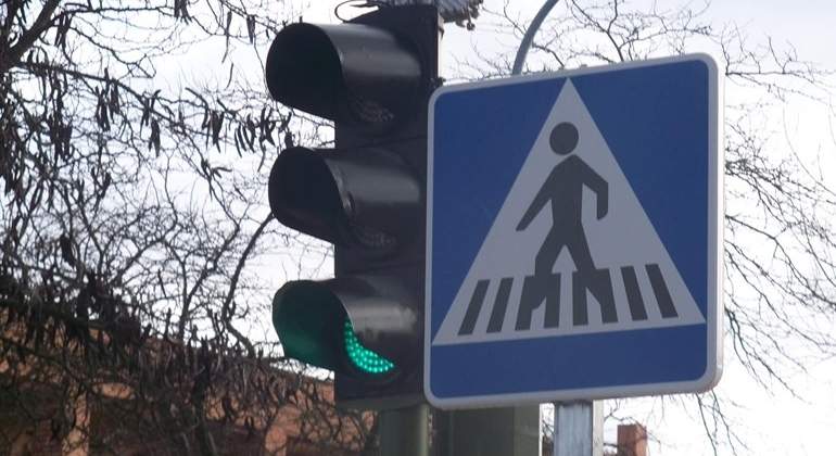 AbogadosTrafico's tweet card. Tres meses después de la llegada de los semáforos inteligentes para peatones en España (Tarragona) y dos desde que en Alemania se implantasen los semáforos diseñados para los usuarios de los Smartp...