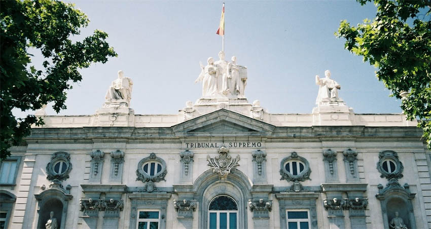 Confilegal's tweet card. El Tribunal Supremo acuerda aplicar con efecto retroactivo la doctrina impuesta por el TJUE en relación con cláusulas suelo.