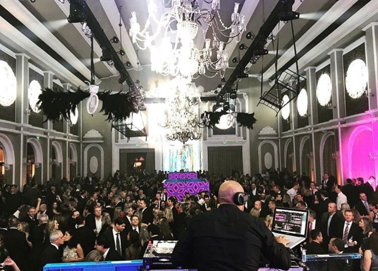 Moving_Djs's tweet card. Por Lê AraújoOlá! Nessa coluna vamos falar das noites sem fim. Qual é o tempo ideal de duração de uma festa? Não há esse tempo.Pois quando se prepara uma festa por um longo tempo, tudo o que queremos...