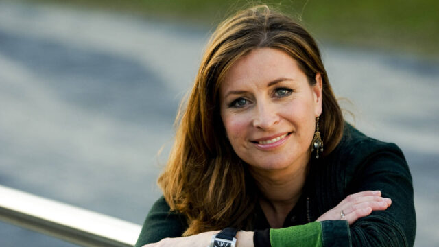 ApeNaples's tweet card. Zeventien jaar lang presenteerde De Boer het NOS-achtuurjournaal. Vanaf dag één wist ze dat ze daar ook ooit weer weg zou gaan: “Dat hele nieuwslezen was omdat er ooit een keer iemand ziek was bij...