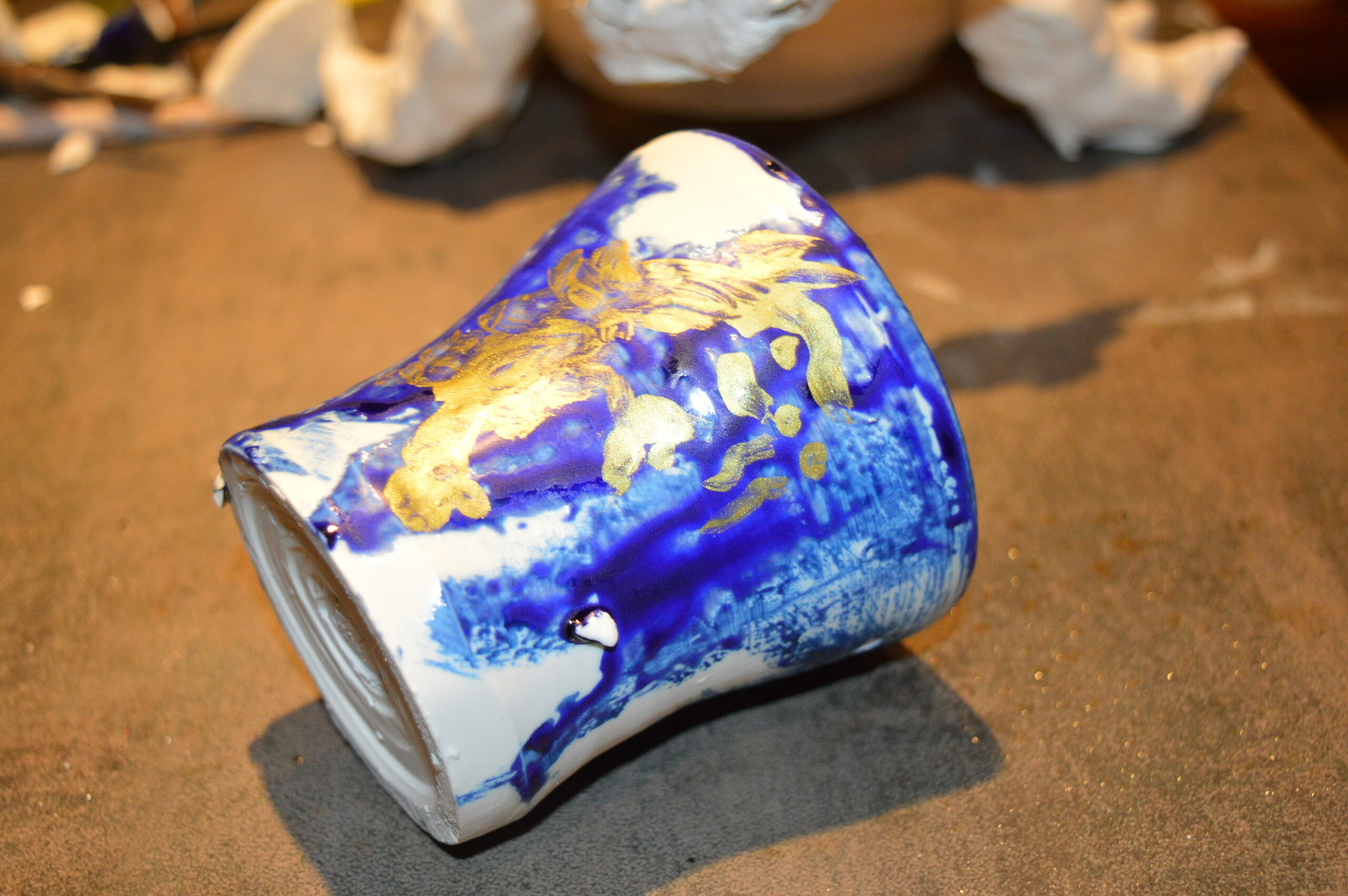 Cosimo_macagno's tweet card. Enfin les premières pièces draconique sont la en bleu et blanc ou en bleu et or trois cuissons ont été nécessaire pour les obtenir une première le dégourdis a 1000°C une seconde pour le fond: l’éma…