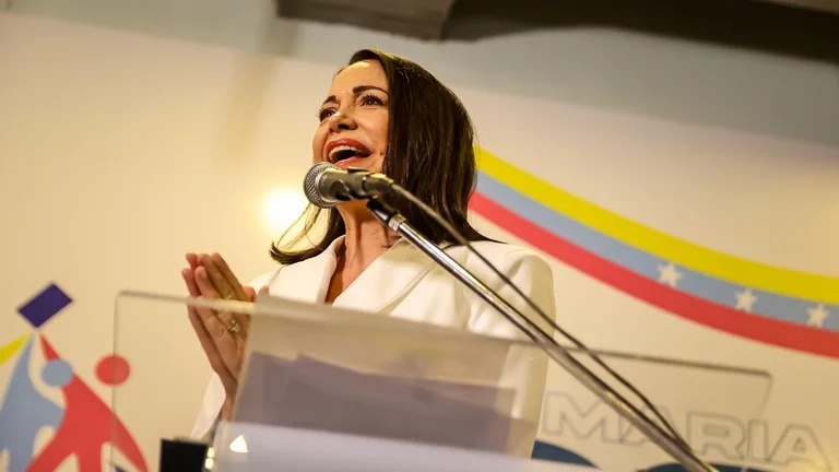 VersionFinal's tweet card. La canciller de Colombia, Rosa Villavicencio, afirmó este miércoles que la dirigente opositora venezolana María Corina Machado “debería poder ir a recoger” el