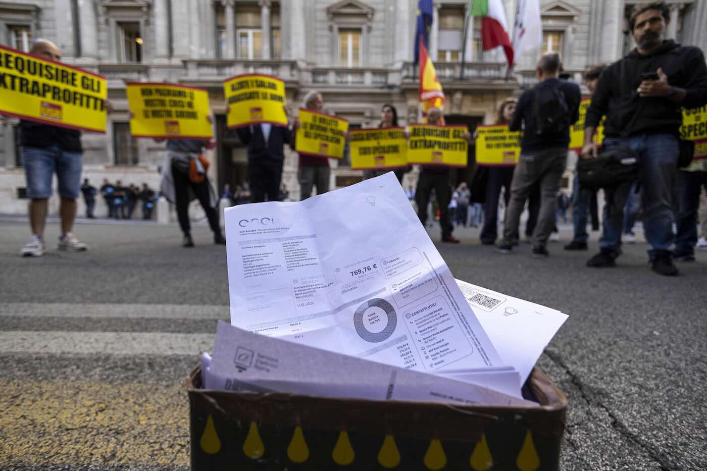 Open_gol's tweet card. Opposizioni e Confindustria in pressing sul governo. Pichetto Fratin: «Disaccoppiamento di gas e elettricità, serve l'intervento dell'Ue»