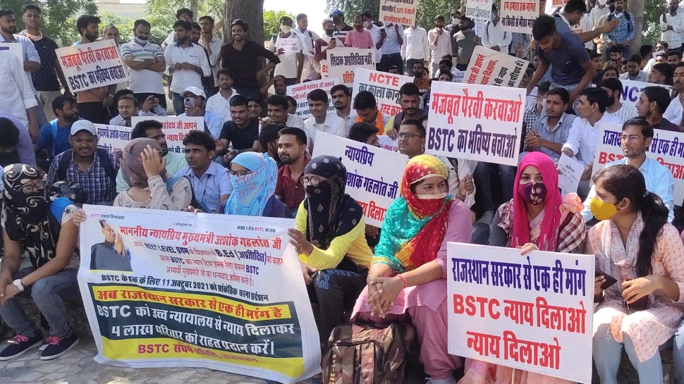 zeerajasthan_'s tweet card. जयपुर के शहीद स्मारक पर सांकेतिक धरना देकर 26 अक्टूबर को हाईकोर्ट में होने वाली सुनवाई में मजबूत पक्ष रखने की मांग को लेकर धरना दिया है.