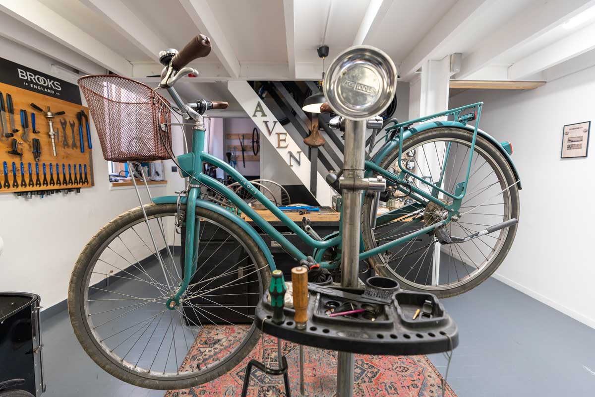 Guide_Velo's tweet card. Un atelier vélo avec un bon café à la suédoise ? C'est l'idée audacieuse de Thomas Landré et Jean-Baptiste Chouan, deux passionnés de cyclisme, qui ont ouvert Åven Bike & Fika à Strasbourg. 