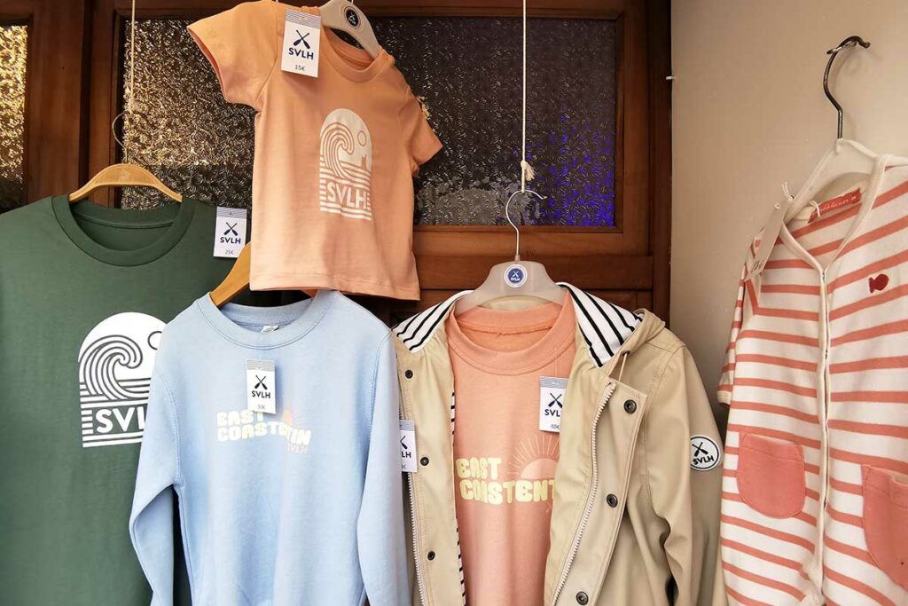 Cotad_Blog's tweet card. À Saint-Vaast-la-Hougue, la marque locale SVLH séduit touristes et habitants avec ses vêtements au style sobre, marin et fièrement local.