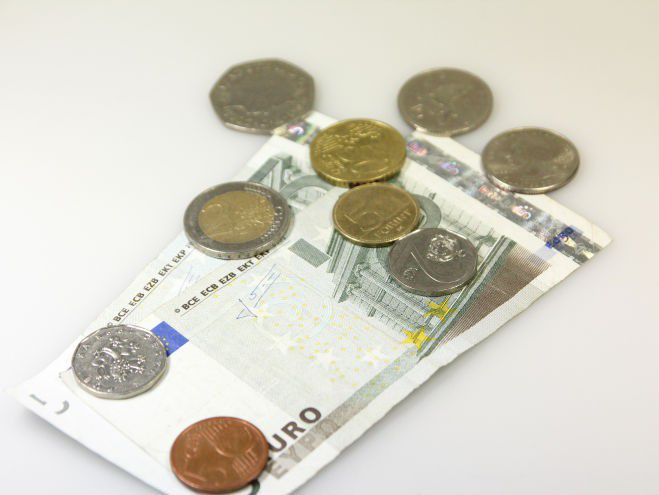 alphalog_design's tweet card. Würden Sie 13 Euro für eine Facebook-Nachricht an einen Promi bezahlen? Facebook testet derzeit offenbar in Großbritannien, wie locker seinen Nutzern das Geld sitzt.