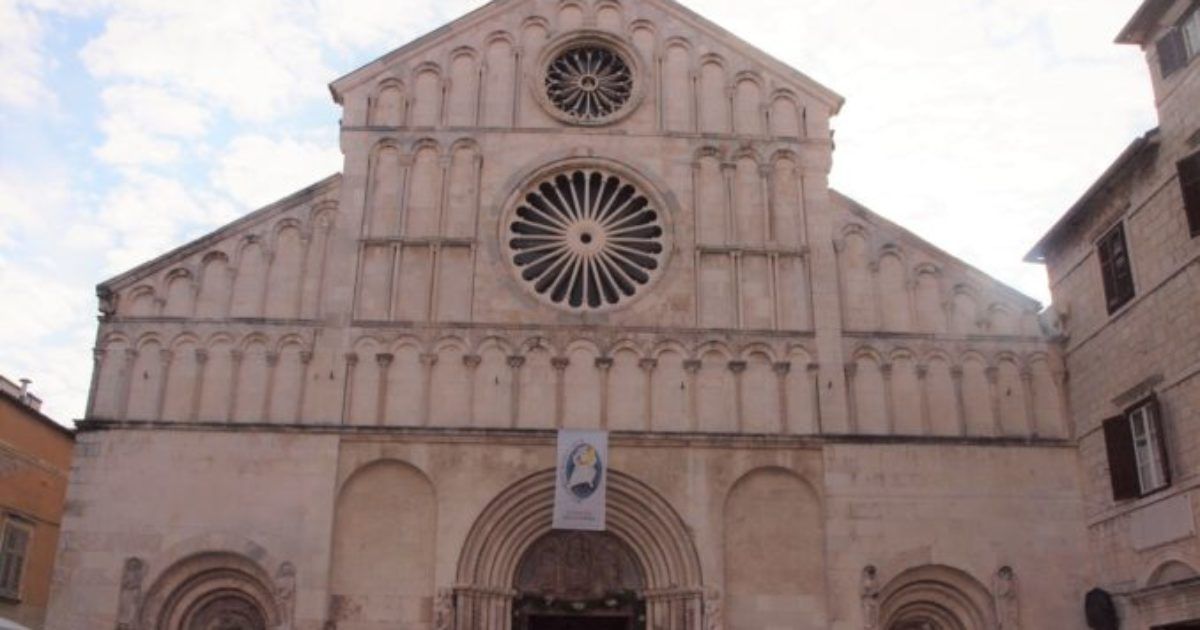 Bitnonet's tweet card. “Zadarska nadbiskupija je iz medija saznala za nepravomoćnu presudu Općinskog suda u Zadru protiv don Darka Marušića. Napominjemo da je don Darko Marušić odlukom nadbiskupa razriješen svih službi u...