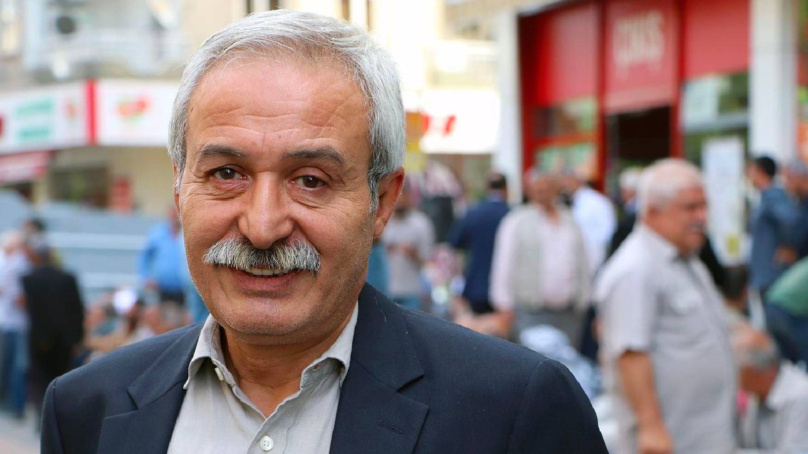 serbestiyetweb's tweet card. Yerine kayyum atanan tutuklu Diyarbakır Büyükşehir Belediye Başkanı Adnan Selçuk Mızraklı’ya, AFAD’ın dün (20 Şubat) düzenlediği “Oğlaklı Deprem Konutları