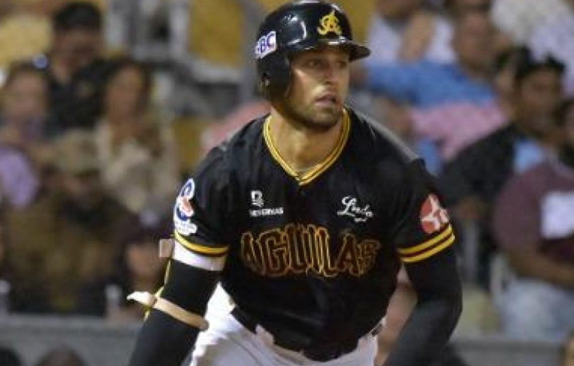 NoticiasN24H's tweet card. Las Águilas Cibaeñas superan 6-1 a los Gigantes con jonrones de Escarra y Rodríguez, logrando su victoria 12 y manteniendo el liderato.