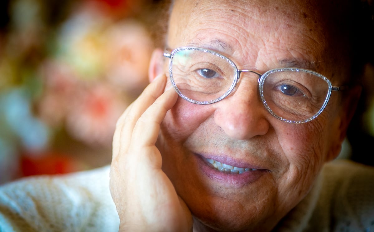 el_pais's tweet card. El “vidente” y modisto presenta sus memorias, relato de una vida extraordinaria en la que ha alternado con celebridades desde Balenciaga a Picasso y Raffaella Carrà, pasando por políticos de todo...