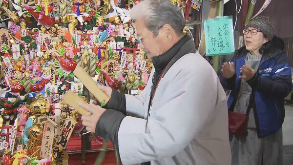 U_tar0u's tweet card. 今年も残すところあと1カ月半。長野市の西宮神社では1年の感謝と2026年の商売繁盛などを願う「えびす講」が始まりました。縁起物の露店などが並ぶ「宵えびす」もにぎわいを見せています。商売繁盛の神様「えびす様」を祭る長野市の西宮神社。初冬の恒例行事「えびす講」は、毎年11月に1年の感謝と来年の商売繁盛や家内安全などを祈る伝統行事です。今年も11月18日から始まり、参拝客が続々と訪れていました。建...