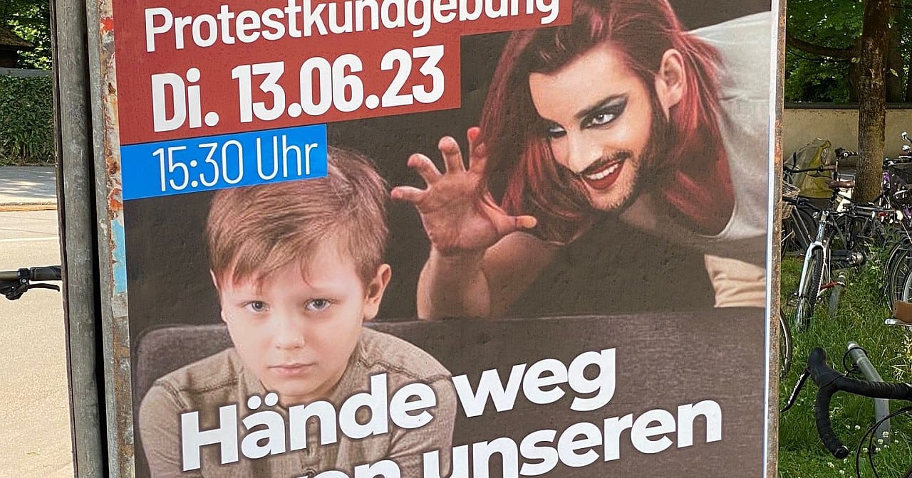 VikkysRosenmond's tweet card. Mit widerwärtigen Plakaten mobilisiert die AfD in München gegen eine Drag-Lesung in der Stadtbibliothek: Unter dem Titel "Hände weg von unseren Kindern!" wird ein queerer Mensch als Gefahr für Kinder...