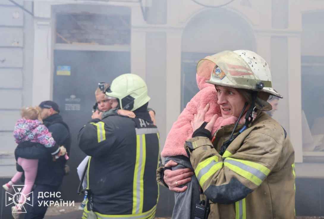 MacrisrubyRubio's tweet card. Ucrania volvió a sufrir un intenso bombardeo de Rusia con drones y misiles, que incluyó un jardín de infantes, mientras se estancan las negociaciones de