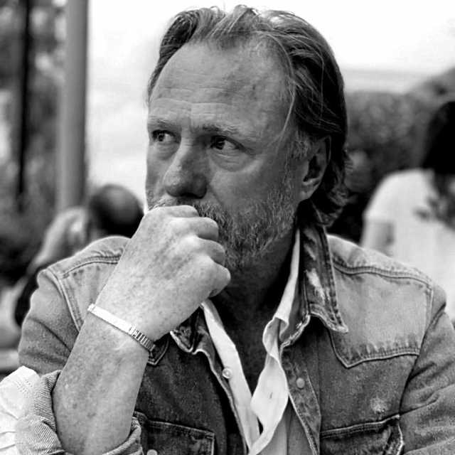 Elalmapregunta's tweet card. El hombre sencillo. Estamos rodeados de la nada y reconocerlo es un acto de honestidad intelectual hacia uno mismo. La gente es tan superficial que se conforma con lo que cree que eres, aunque a ve…