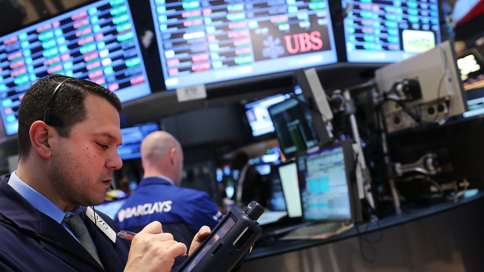 BinaryOptionsRV's tweet card. Stocks closed lower Thursday, after the Dow and S&P 500 briefly touched fresh all-time highs. Meanwhile, the U.S. dollar rose above the key threshold of 100 yen for the first time since April 2009.