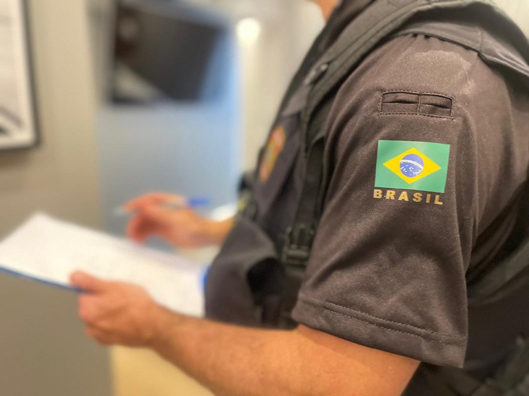 grudiario's tweet card. Operação desarticula esquema internacional de mulas do tráfico que levava cocaína para a Europa Quase 180 pessoas foram presas neste ano no Aeroporto Internacional de Guarulhos, por transportarem …