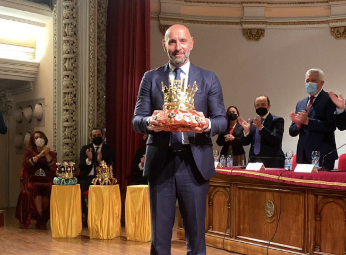 eldesmarque_sfc's tweet card. Monchi, exdirector deportivo del Sevilla, habla sobre la polémica con el cartel de las cabalgatas y la camiseta del Betis.