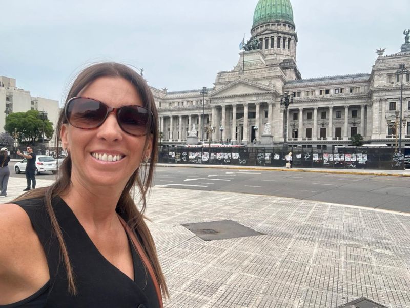 RoInversora's tweet card. Así culmina otra jornada de interpretación en el Congreso de la Nación Argentina. Siempre con una sonrisa porque amamos lo que hacemos. #interpreters #interpreting #interpreter #translation #lingui...