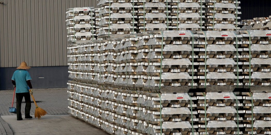 LaTribune's tweet card. Liée à la reprise économique, la demande d'aluminium est en forte hausse. Des secteurs comme l'aéronautique, le BTP, l'automobile et les producteurs de canettes pour boissons ont des difficultés à...