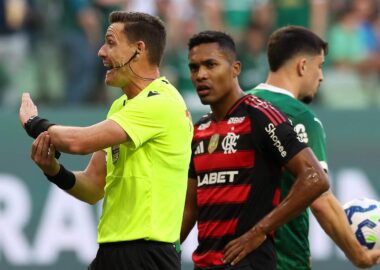 3VV's tweet card. Oiti Cipriani analisa a arbitragem de Ramon Abatti Abel na derrota do Palmeiras para o Flamengo por 0x2 no Allianz Parque pela R10 do Brasileiro 2025.
