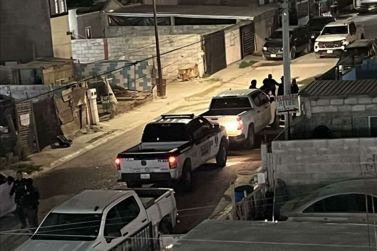 zolonoticias's tweet card. La Policía Estatal de Chihuahua rescató la noche del martes a un grupo de al menos 20 migrantes que permanecían dentro de un domicilio del fraccionamiento Senderos de San Isidro, en el suroriente de...