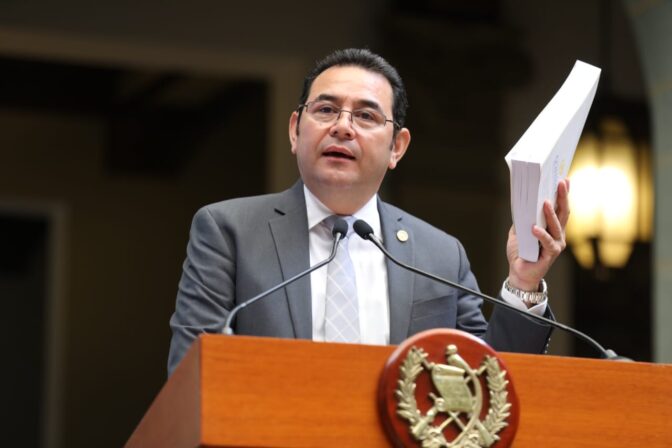 eP_investiga's tweet card. El pasado 12 de noviembre, el expresidente Jimmy Morales se reunió con el presidente de Pakistán, Asif Ali Zardari, lo que causó polémica debido a que no ocupa ningún cargo diplomático en Guatemala....