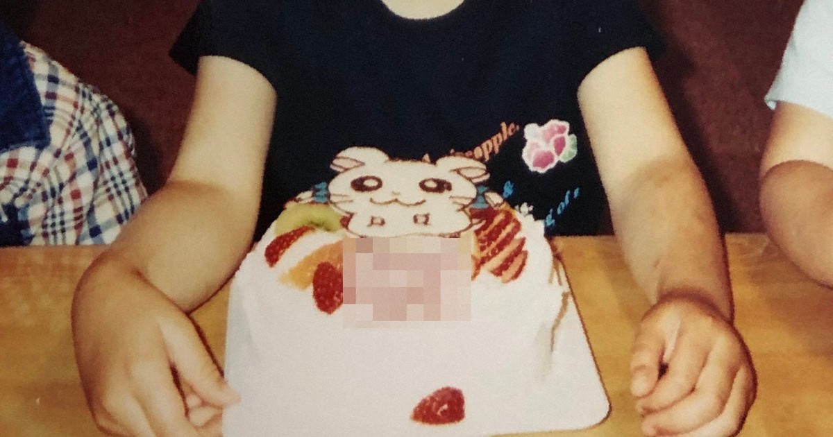 marumaru_0061's tweet card. 　物心がついた時には児童養護施設で暮らしていた。5歳の時、特別養子縁組の話があった。 　「自分だけが甘えられる親」ができると喜んだ。 　養母は最初は優しかったが、いつもお酒を飲んでいて、気に入らないことがあると「施設で育ったんだから幸せになれるわけがない」とまくしたて、たたかれることもあった。養父は