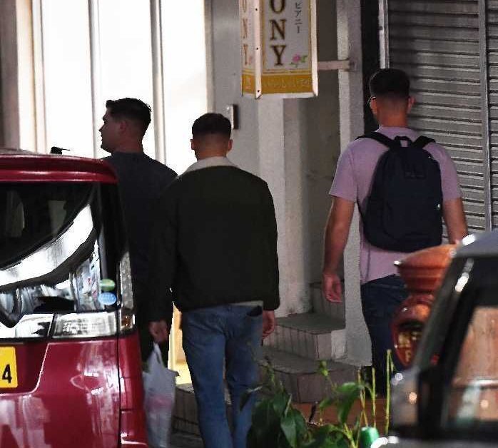 robkajiwara's tweet card. キャンプ・ハンセンを出てマスクを着用せずに飲食店街を歩く米兵ら＝２１日午後６時すぎ、金武町金武（ジャン松元撮影） 　【金武】200人規模の新型コロナウイルスの感染が確認された金武町の米軍キャンプ・ハンセン。玉城デニー知事 […]