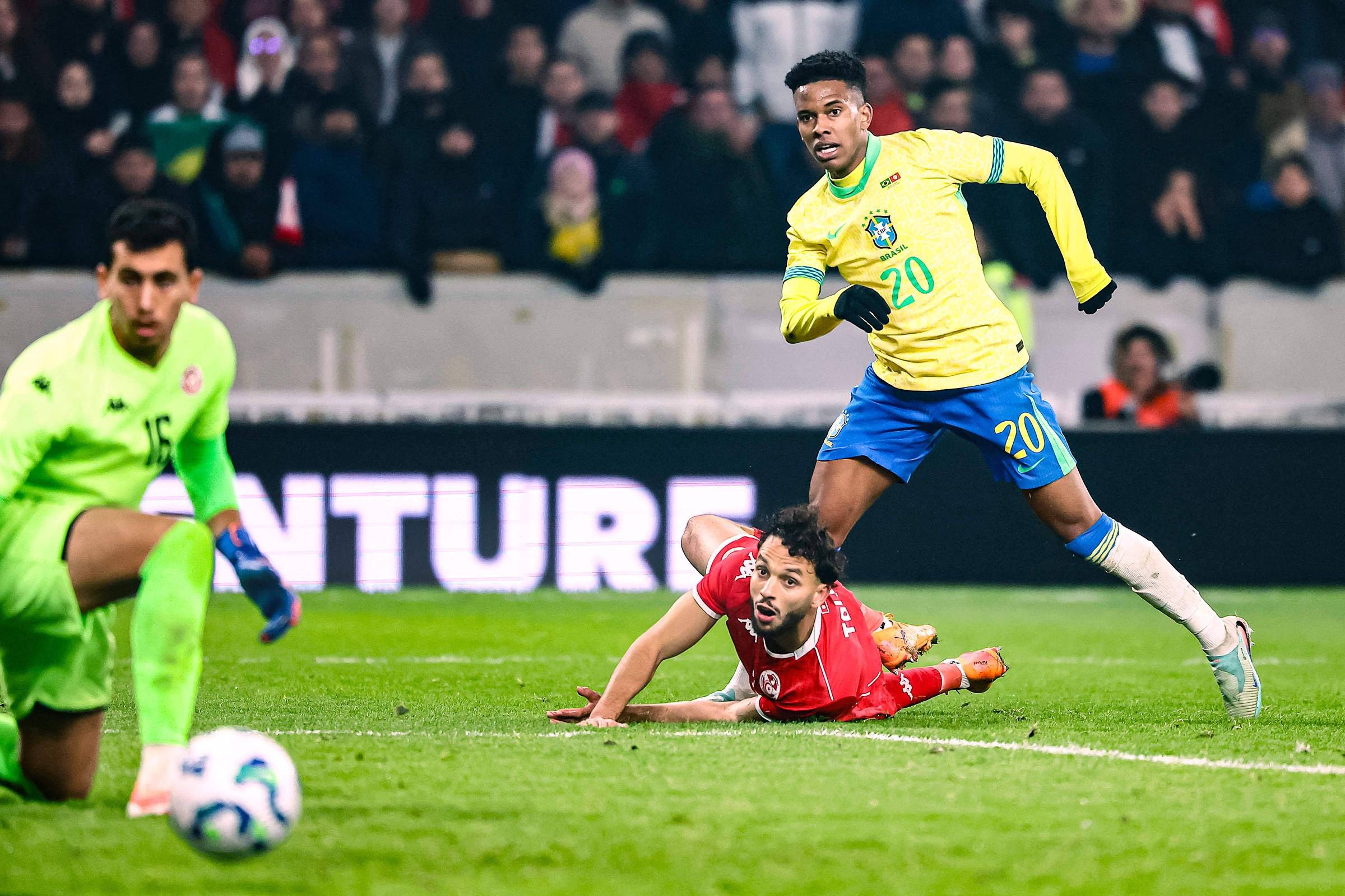 folha's tweet card. Em franca progressão, jovem fura a fila no clube e na seleção