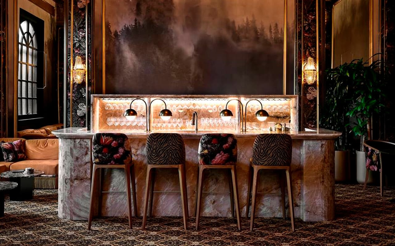 InDesignIdea's tweet card. Club Saint-Denis: renovación de HUMÀ Design + Architecture y LumiGroup que fusiona historia y modernidad en un diseño teatral y maximalista.