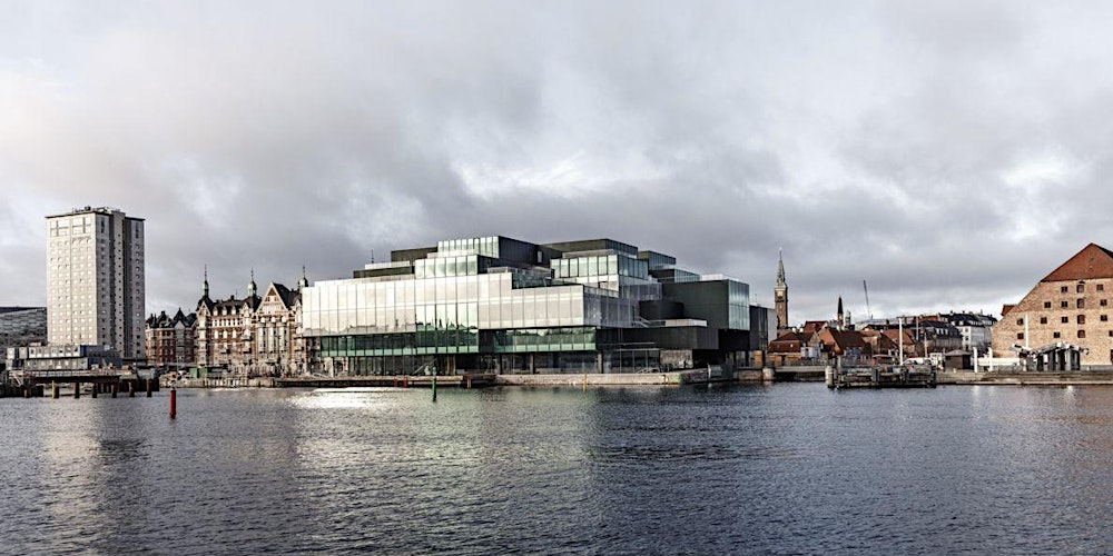 hack4dk's tweet card. For 8. år afholdes HACK4DK - denne gang i samarbejde med Dansk Arkitektur Center i det nye Blox på havnefronten i København.Brug et døgn på at hacke den danske kulturarv sammen med andre kreative...