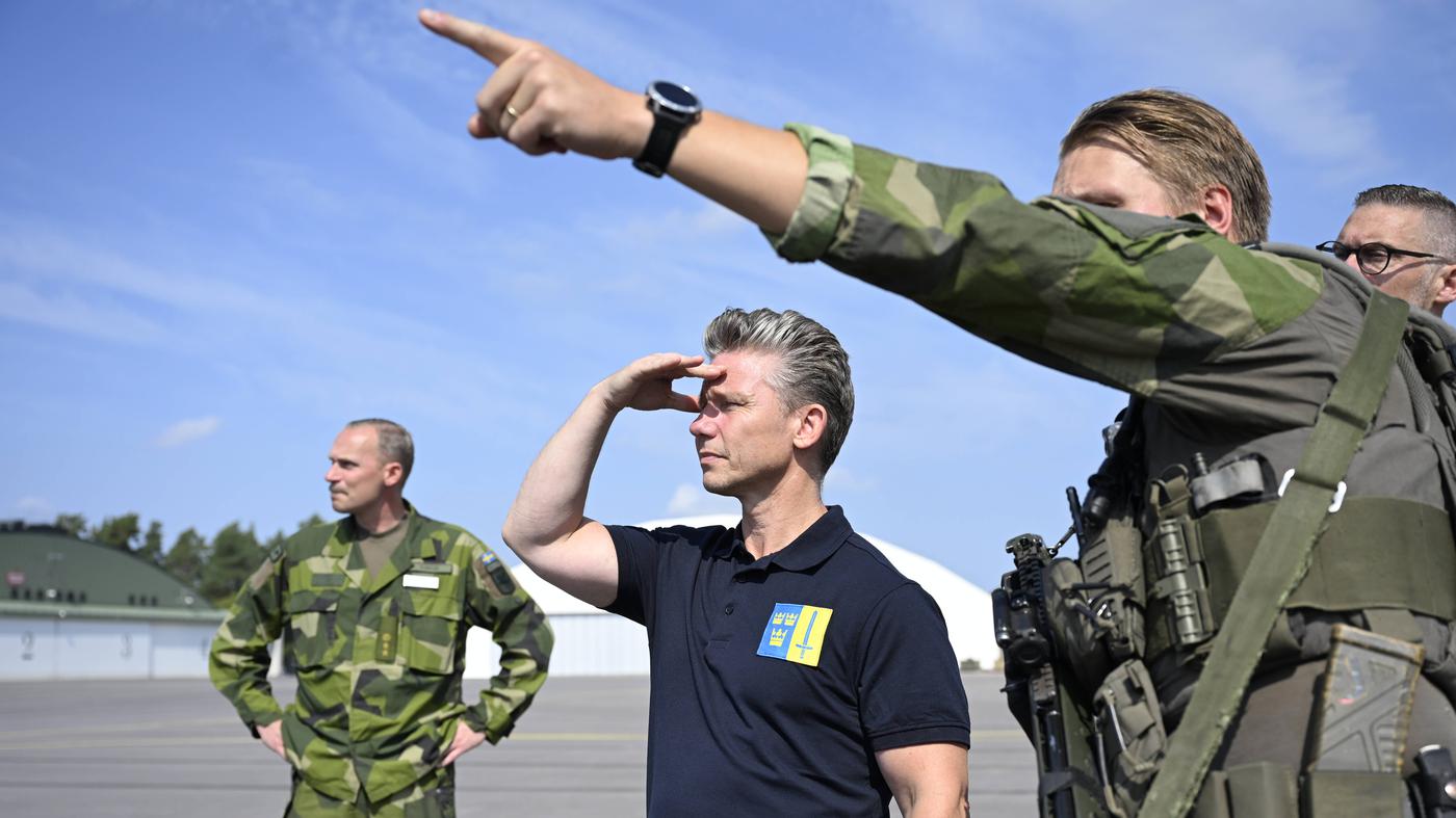 Swebotschaft's tweet card. Hybride Angriffe, Drohnen und Kampfjets im fremden Luftraum: Putin testet die Verteidigungsbereitschaft der Nato. Was Pål Jonson jetzt von den Verbündeten fordert.