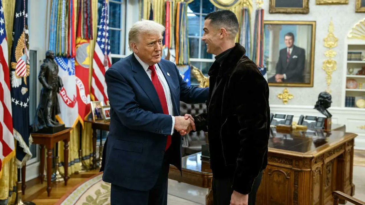 VersionFinal's tweet card. Cristiano Ronaldo, capitán de la selección de Portugal y figura del Al-Nassr, sostuvo un encuentro con el presidente de Estados Unidos, Donald Trump, durante