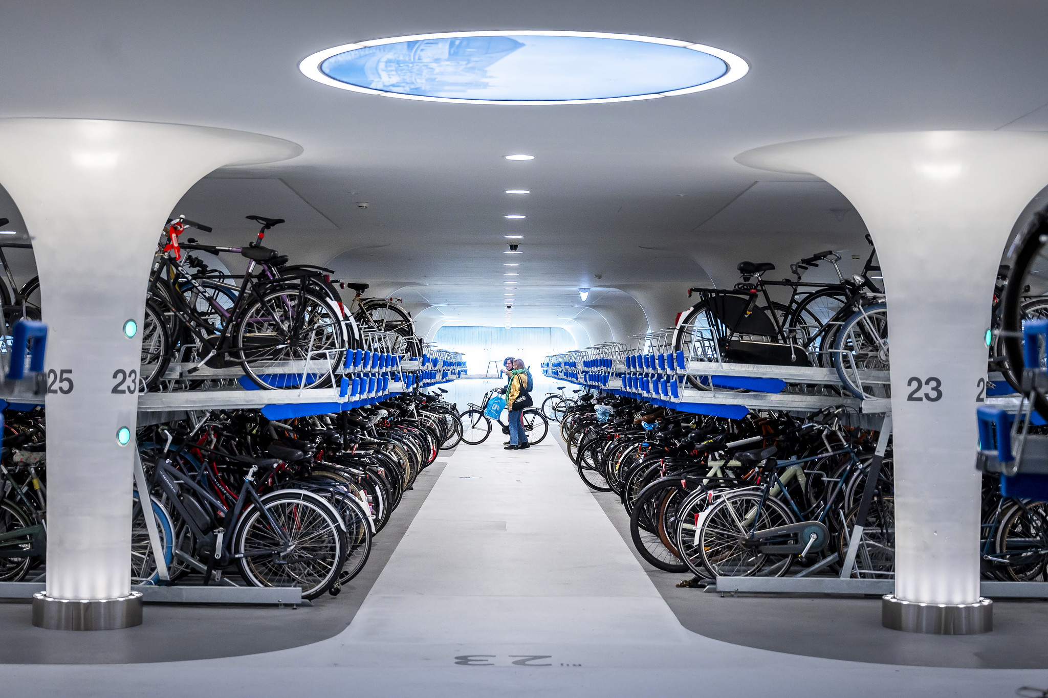 fietsersbond's tweet card. Goed nieuws voor de fietser: 24 uur gratis fiets stallen en voldoende fietsplekken in trein in nieuwe spoorconcessie.