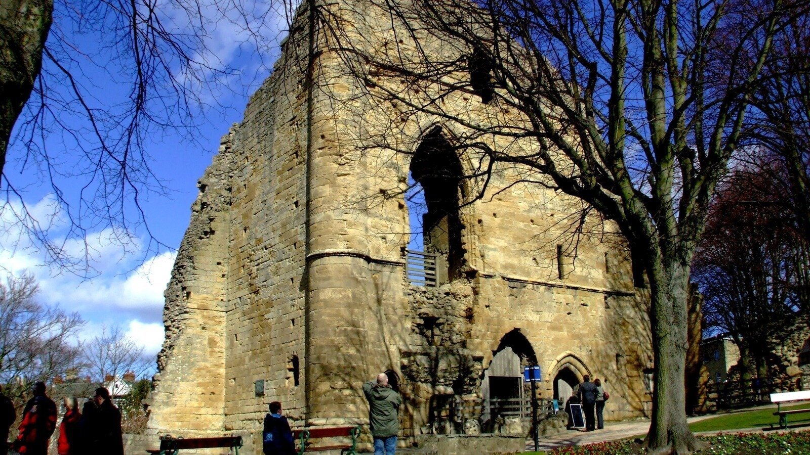 PaulDDrabble's tweet card. SAVE KNARESBOROUGH CASTLE!