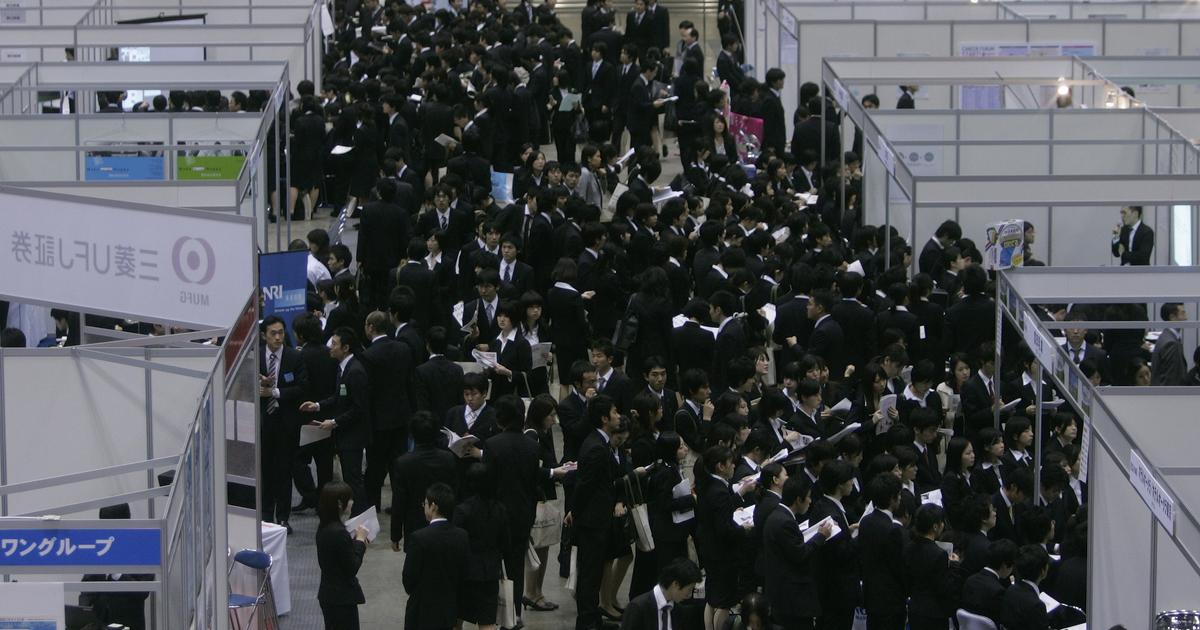 univlog's tweet card. 就活への意識は高い学生の間で大手就活サイト離れがじわじわ進んでいる。背景にあるのは、若手人材不足。