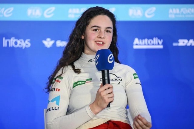 PitLane_F1's tweet card. Abbi Pulling es una de las grandes promesas del motorsport femenino a nivel internacional. La británica que viene de competir en la GB3, es piloto de simulador y rookie de Nissan en la Fórmula E, d…