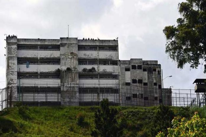 VersionFinal's tweet card. Sandra Hernández, esposa del sargento mayor de tercera y preso político Luis Bandres, denunció que un total de 16 militares recluidos en la cárcel militar de