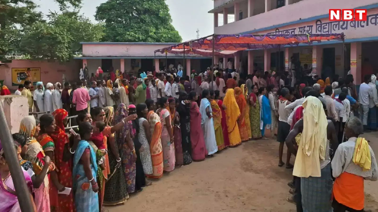 NBTBihar's tweet card. बिहार ने चुनाव सुधार की दिशा में महत्वपूर्ण कदम उठाते हुए प्रत्येक मतदान केंद्र पर मतदाताओं की संख्या 1,500 से घटाकर 1,200 कर दी है। इस निर्णय से राज्य में 12,817 नए मतदान केंद्र स्थापित होंगे, जिससे...