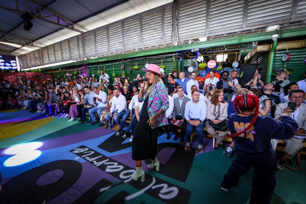 AlcaldiadeMed's tweet card. Medellín se abre al mundo de la moda y el sector textil con la celebración de las ferias Colombiamoda y Colombiatex.