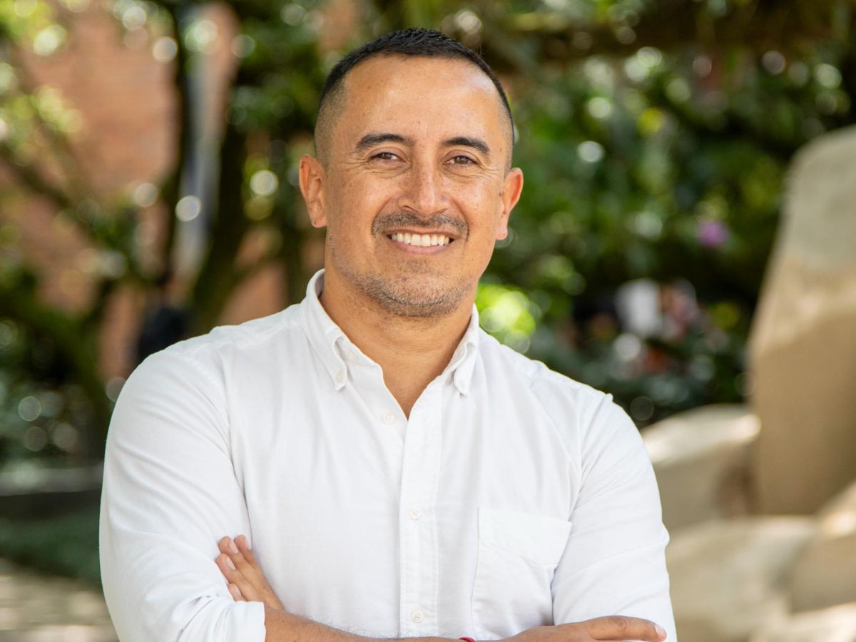 pablo_policy's tweet card. Tras tres años de mandato, la gestión de Gustavo Petro se perfila como una de las más discretas de las últimas décadas.