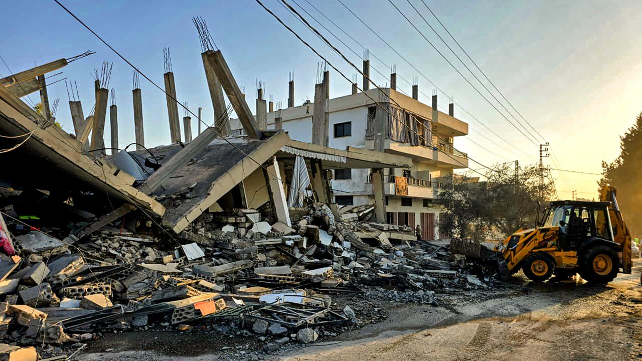 tagesschau's tweet card. Erneut hat Israel mehrere Ziele im Gazastreifen angegriffen. Mindestens 25 Menschen starben. Das Militär spricht von einer Reaktion auf eine Hamas-Attacke auf Soldaten. Auch im Libanon fliegt die...