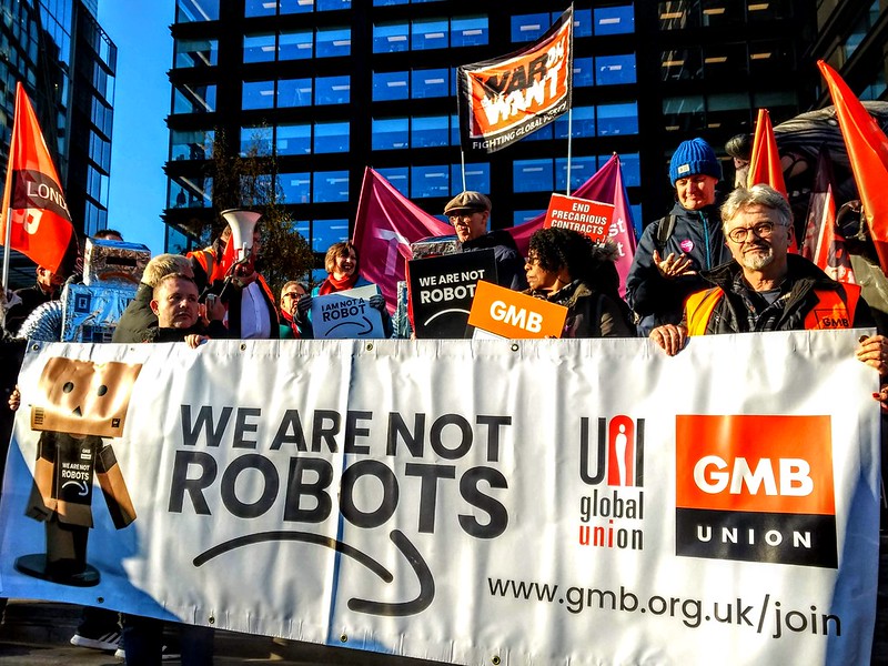 ProgIntl_it's tweet card. Amazon sta ottenendo ricchi contratti da governi di tutta Europa, ma gli attivisti sperano di rivoltarsi contro questa ricezione di denaro pubblico verso il gigante multinazionale.