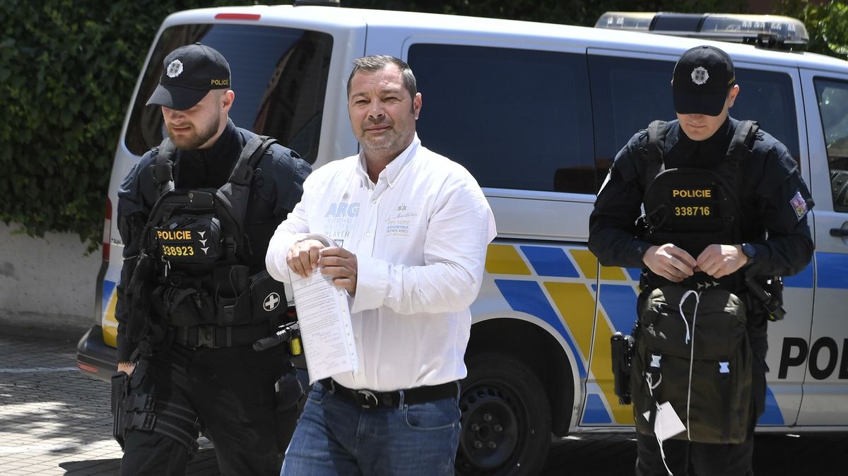 von_Elbogen's tweet card. Po obvinění v kauze Dozimetr odmítl pražský dopravní podnik vyplatit někdejšímu ekonomickému řediteli přes 1,6 milionu na odchodné a roční odměnu. Peníze uložil do soudní úschovy. Nyní soud řekl, že...