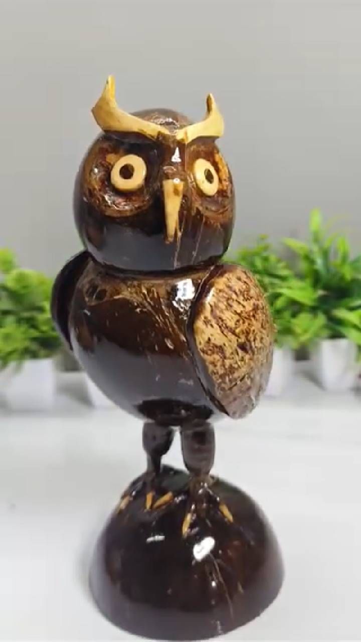 tv9kannada's tweet card. ಕಲಾವಿದನೊಬ್ಬ ತೆಂಗಿನ ಚಿಪ್ಪು ಬಳಸಿ ಗೂಬೆಯೊಂದರ ಪ್ರತಿಮೆ ತಯಾರಿಸಿದ್ದು , ಸದ್ಯ ವಿಡಿಯೋ ಸೋಶಿಯಲ್​​ ಮೀಡಿಯಾಗಳಲ್ಲಿ ಭಾರೀ ವೈರಲ್​ ಆಗುತ್ತಿದೆ. @craft_of_coco ಎಂಬ ಇನ್ಸ್ಟಾಗ್ರಾಮ್​​ ಖಾತೆಯಲ್ಲಿ ವಿಡಿಯೋ ಹಂಚಿಕೊಳ್ಳಲಾಗಿದ್ದು, ಸದ್ಯ...