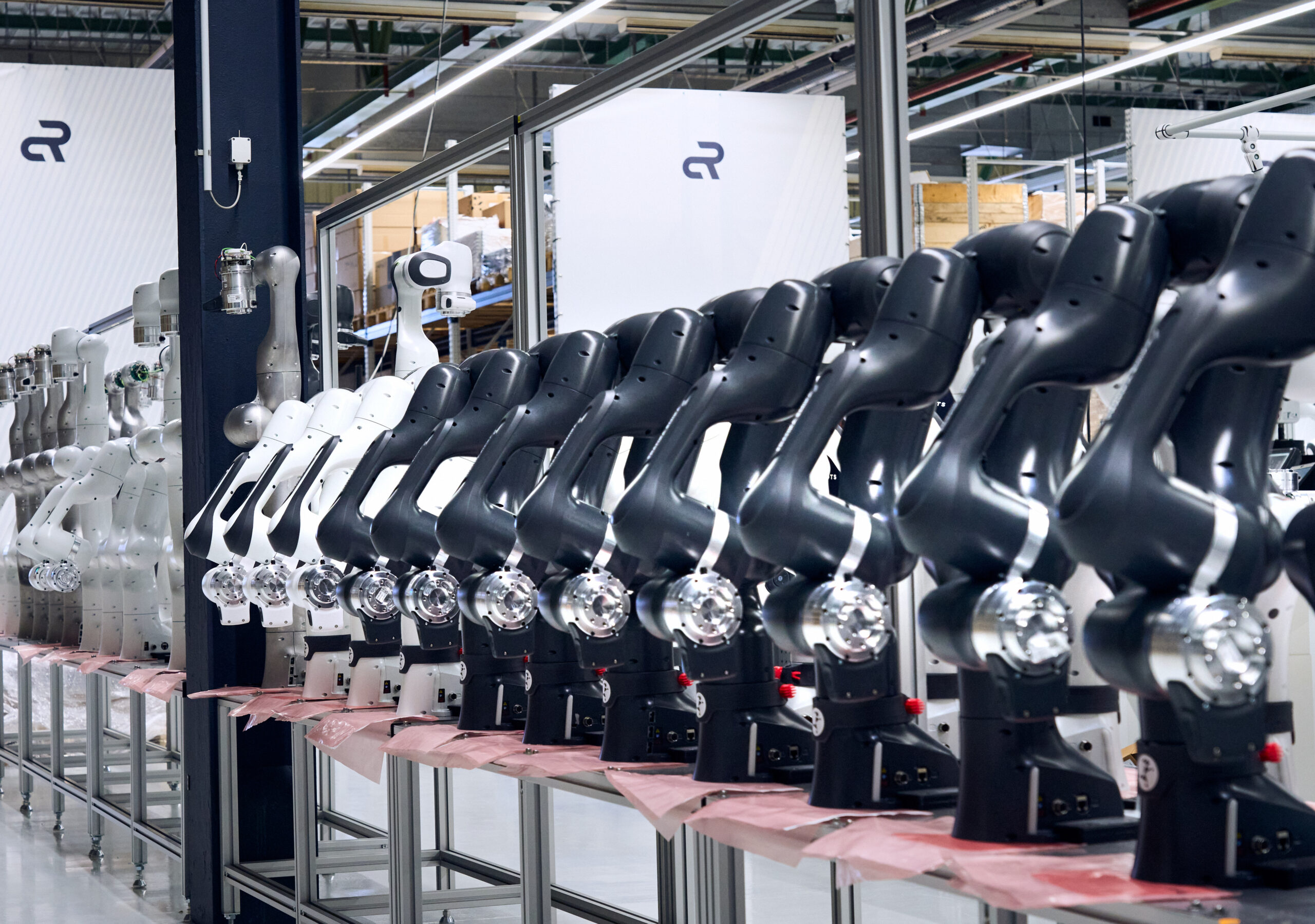 Elektronews's tweet card. Nachdem der insolvente Roboterbauer Franka Emika Ende 2023 übernommen wurde, steht fest: Die Roboter werden weiter in Deutschland produziert.