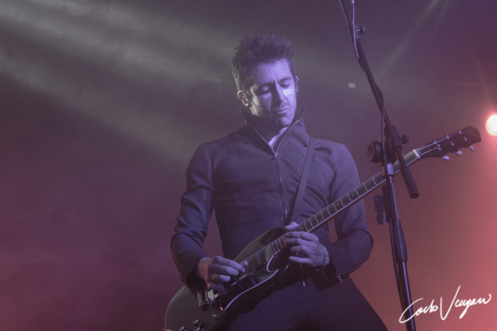 TheFrontRowIt's tweet card. Miles Kane è un cantante e chitarrista inglese, fondatore dei The Little Flames, dei The Rascals e dei The Last Shadow Puppets e attivo in seguito