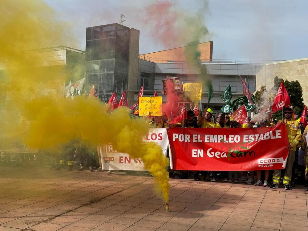 IreneArcala1999's tweet card. Desde la unidad sindical, hasta siete representantes de los trabajadores, se han movilizado para que la administración valore su trabajo como "esencial" durante todo el año